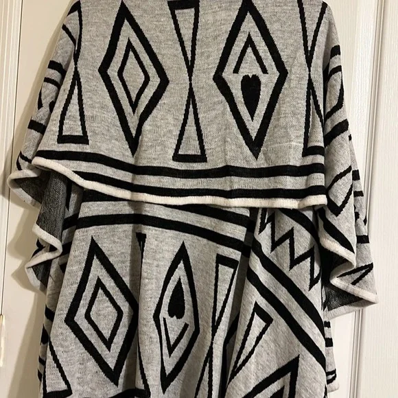 Vest poncho Black and Gray OS - Picture 3 of 4